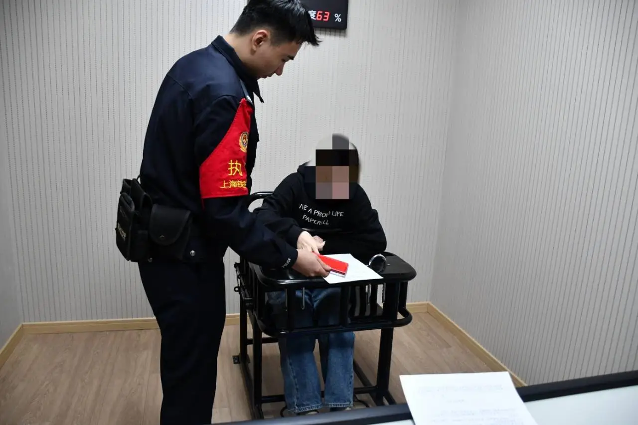 女子因未能及时下车竟按下高铁紧急制动按钮，致列车晚点 7 分钟  第2张
