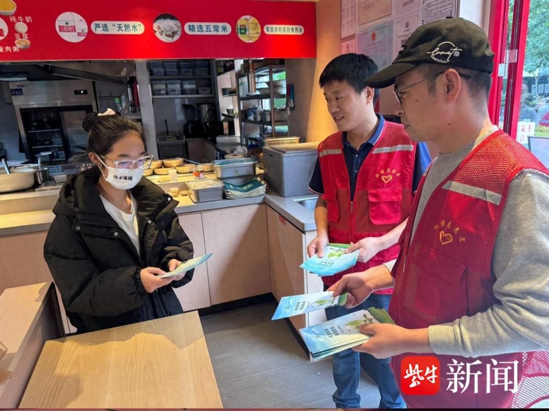 建邺区两家餐饮企业油烟排放不达标，竟被要求这样做