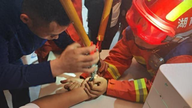 男子手指被戒指卡住，消防员巧用工具成功救援