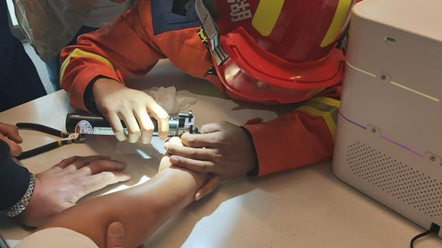 男子手指被戒指卡住，消防员巧用工具成功救援  第2张