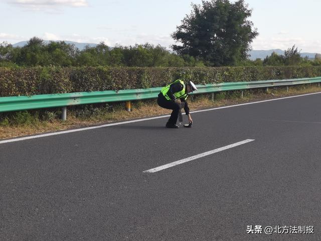 吉林高速惊现 20 余米碎片带，民警紧急清理保安全  第2张