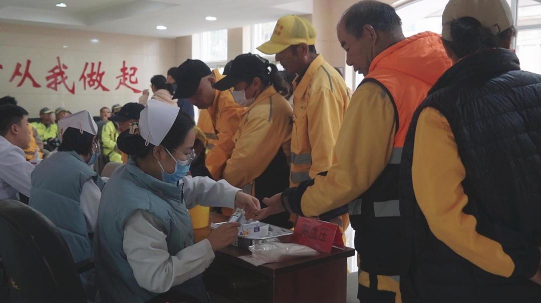 致敬城市美容师！第 30 届山东省环卫工人节，青岛 100 多名环卫工获健康关怀  第2张