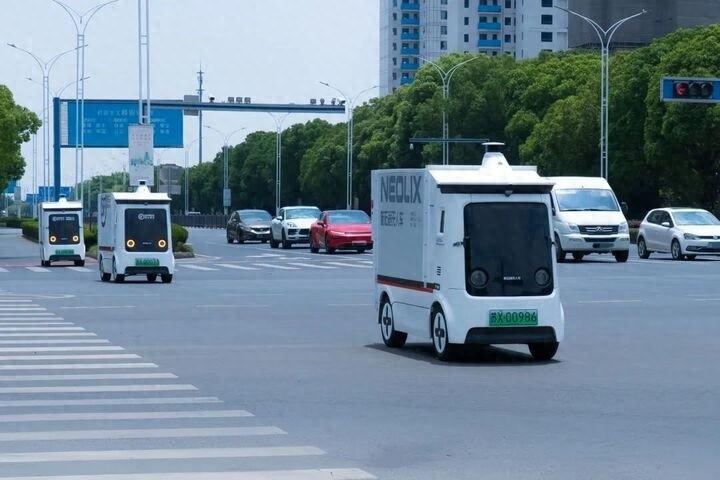 你见过吗？度假区街头的无人配送小车，装载实力惊人
