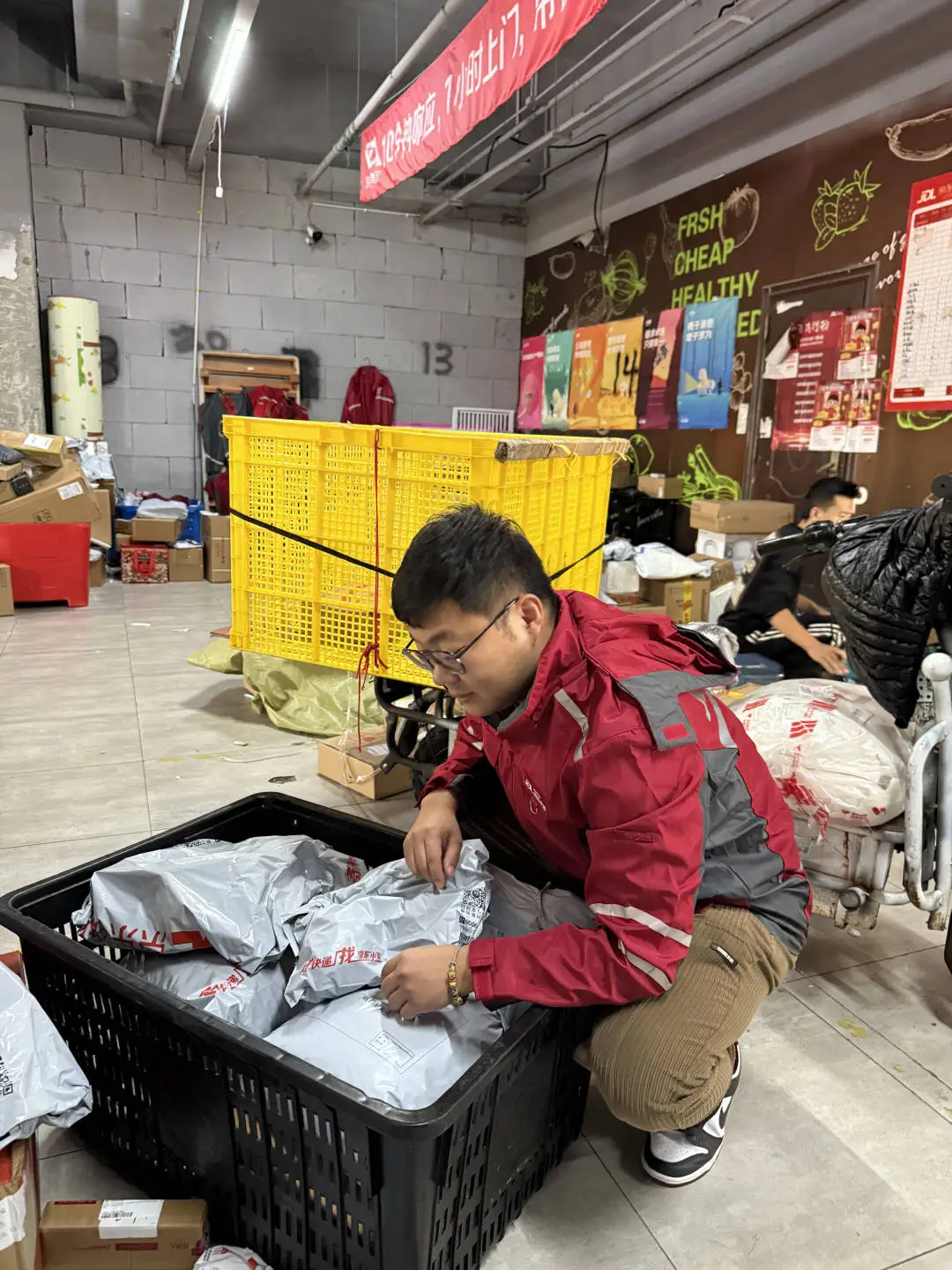 新官上任三把火!上海一党支部书记亲身体验快递员工作,只为让新兴力量感受温暖 第1张 新官上任三把火!上海一党支部书记亲身体验快递员工作,只为让新兴力量感受温暖 第1张