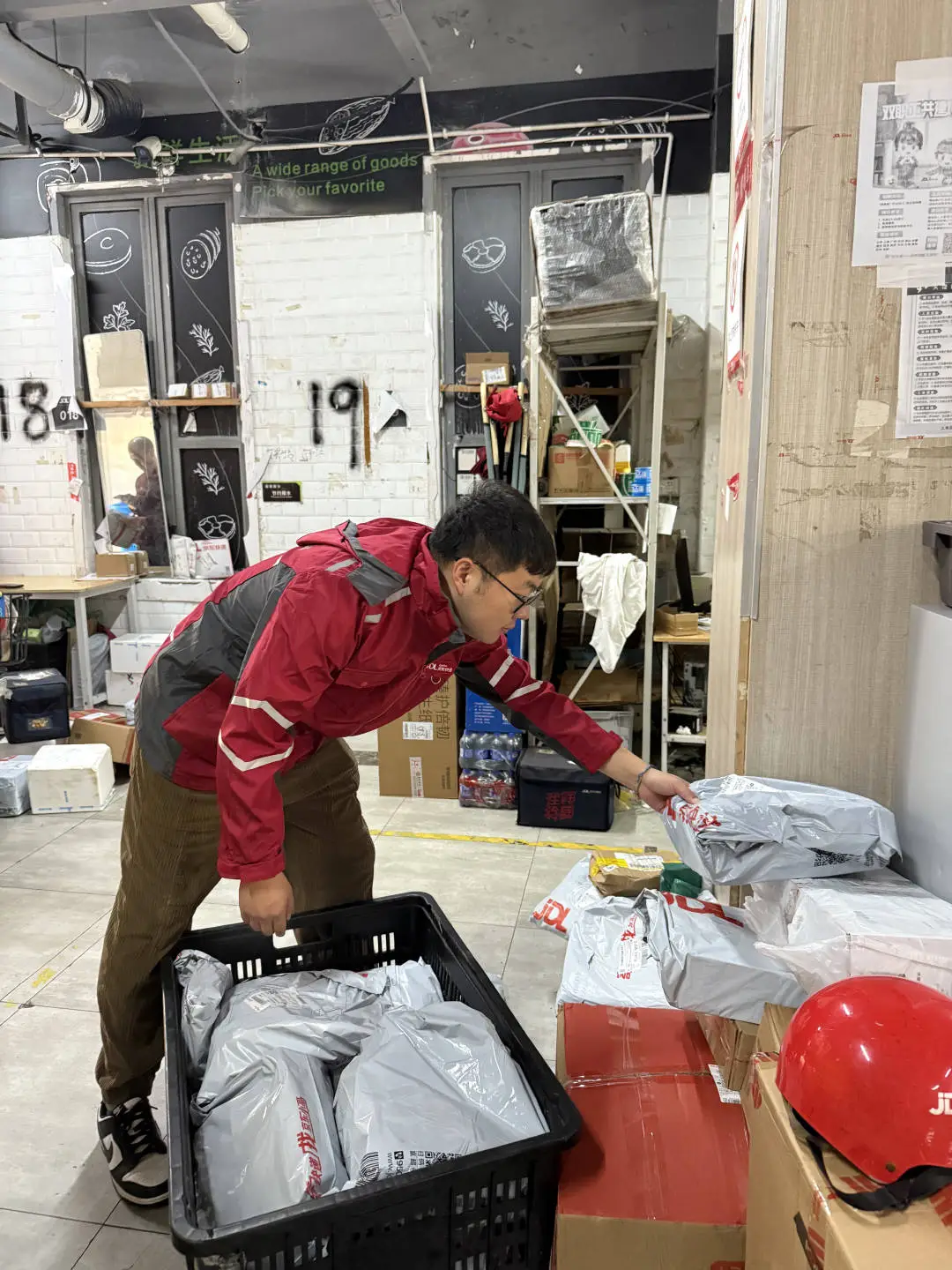 新官上任三把火!上海一党支部书记亲身体验快递员工作,只为让新兴力量感受温暖 第2张 新官上任三把火!上海一党支部书记亲身体验快递员工作,只为让新兴力量感受温暖 第2张