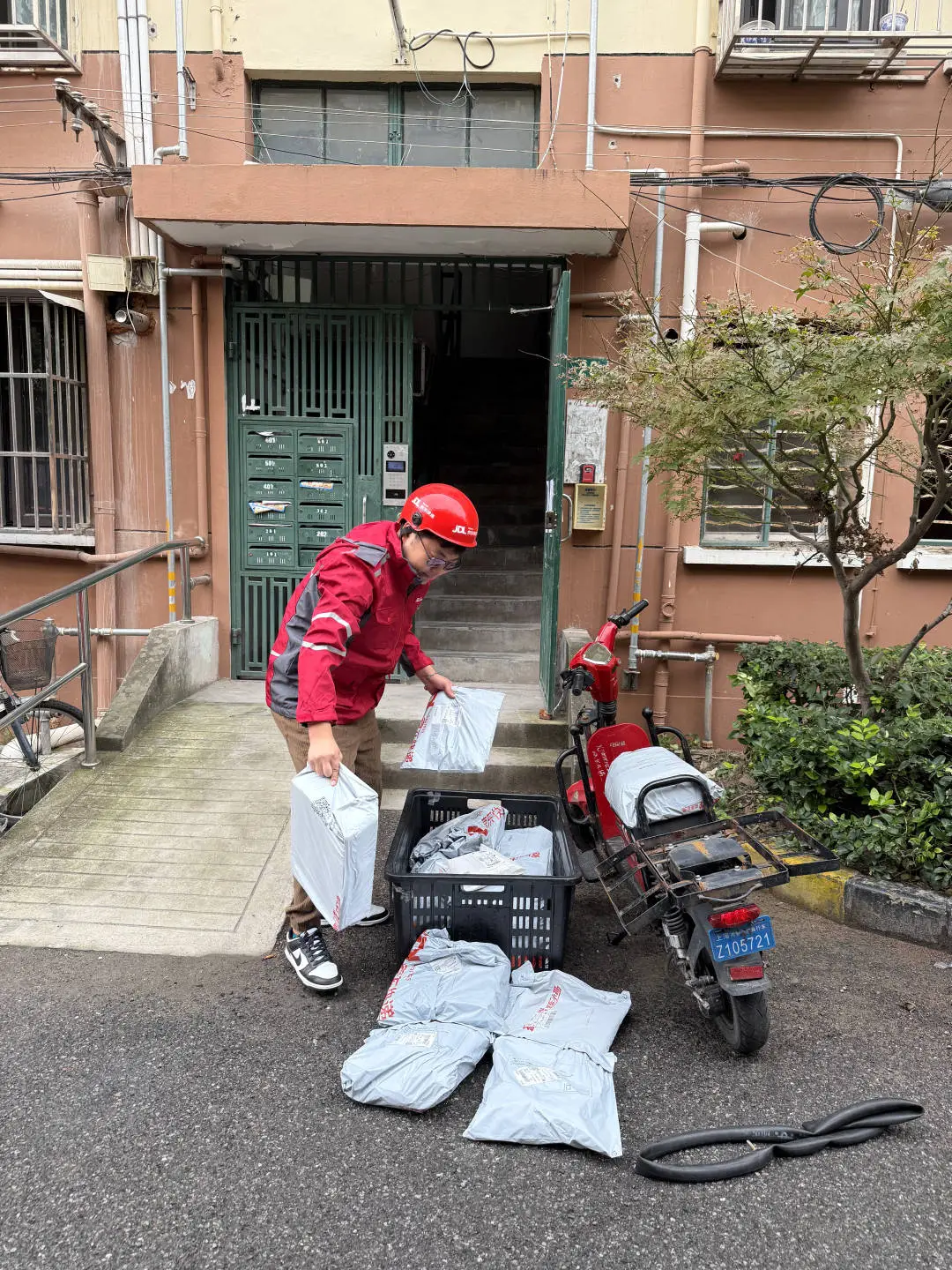 新官上任三把火!上海一党支部书记亲身体验快递员工作,只为让新兴力量感受温暖 第3张 新官上任三把火!上海一党支部书记亲身体验快递员工作,只为让新兴力量感受温暖 第3张