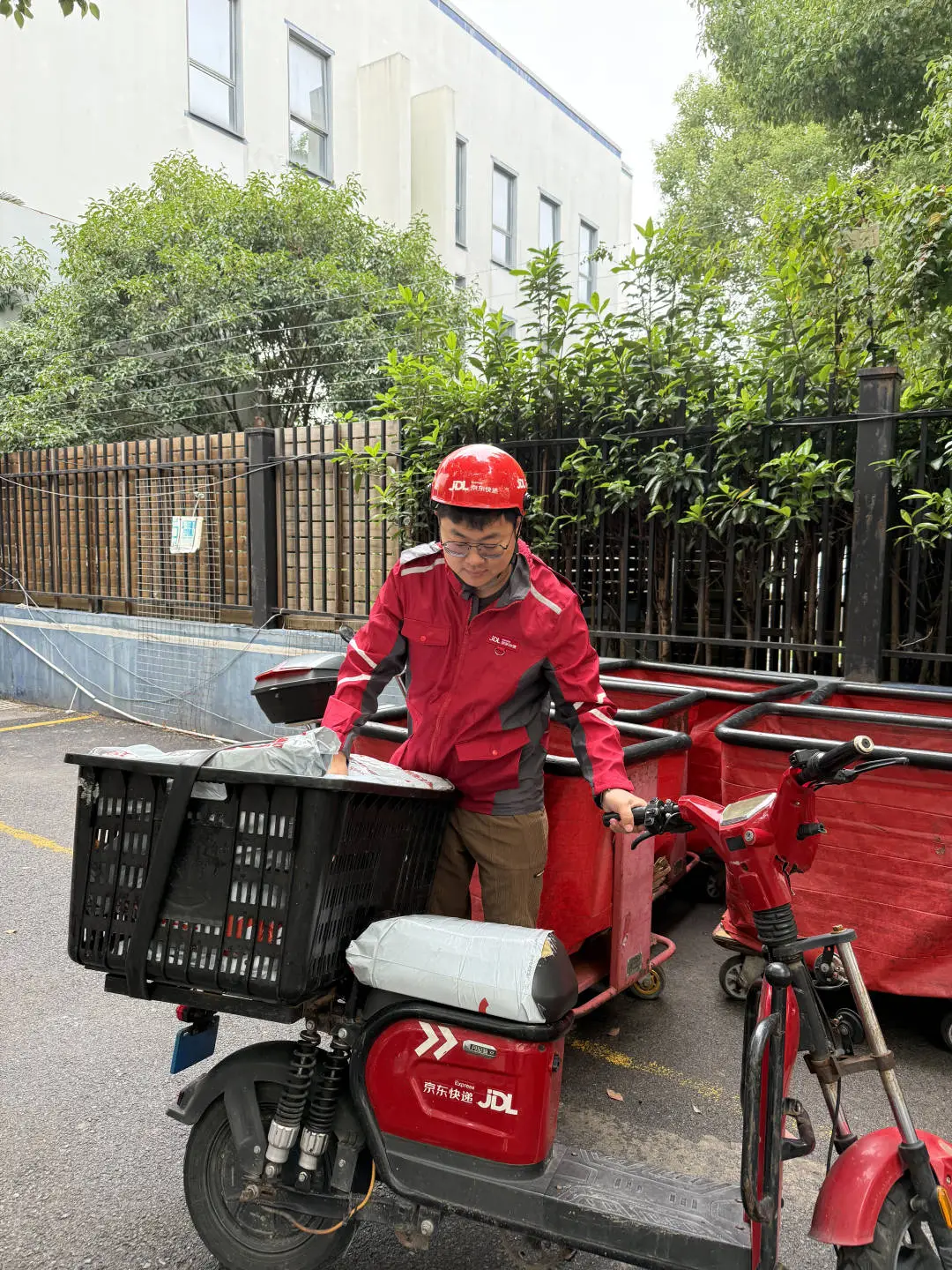 新官上任三把火!上海一党支部书记亲身体验快递员工作,只为让新兴力量感受温暖 第4张 新官上任三把火!上海一党支部书记亲身体验快递员工作,只为让新兴力量感受温暖 第4张