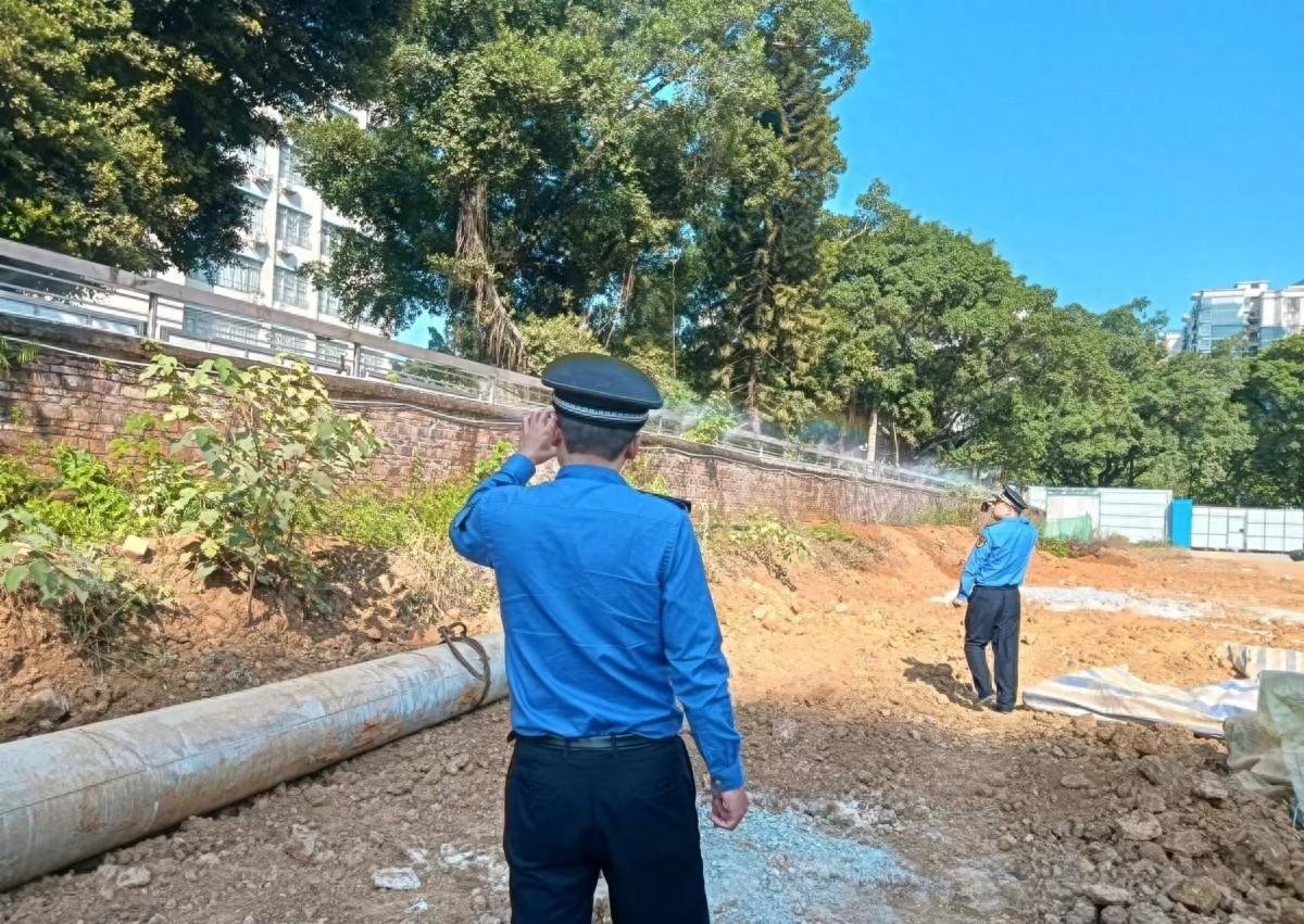 秋冬扬尘污染高发，柳州城中区执法局深入工地，强化防治  第1张