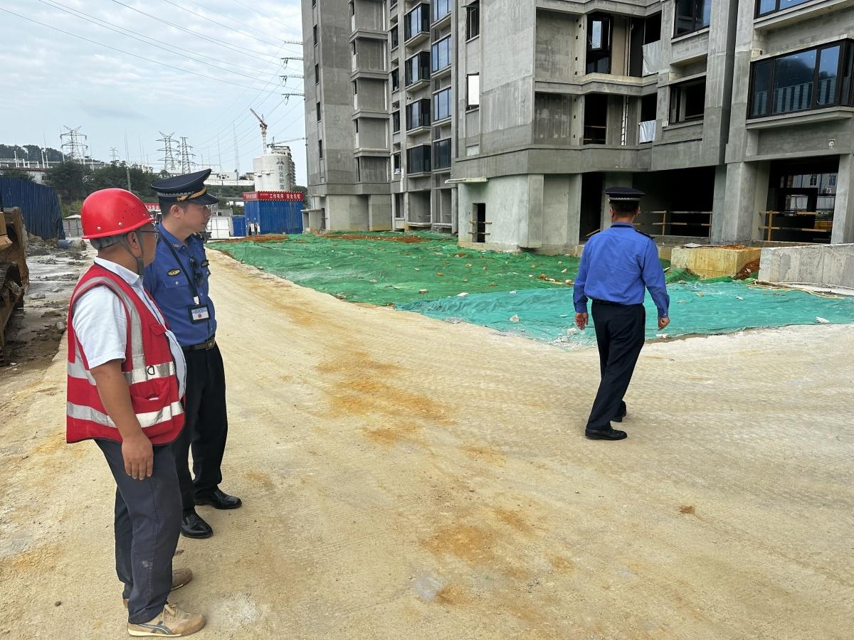 秋冬扬尘污染高发，柳州城中区执法局深入工地，强化防治  第2张