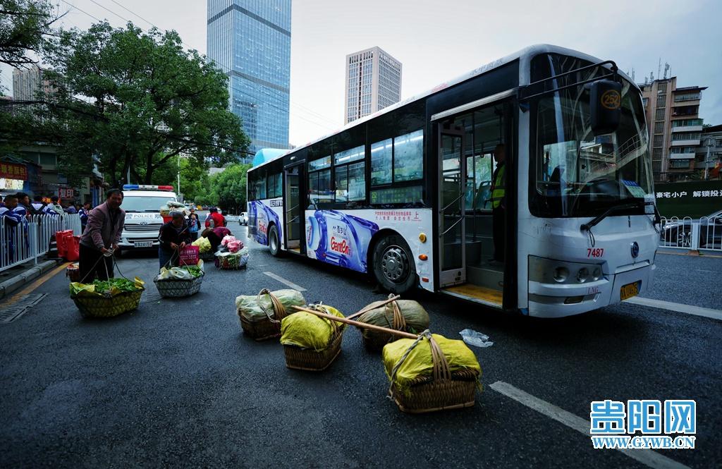 你知道吗？坐 252 路公交车，一年能为村民省这么多钱  第9张