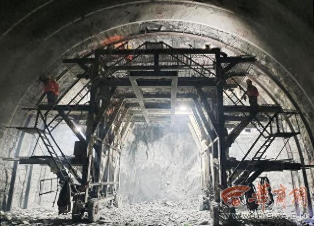安岚高速白洪梁特长隧道双幅贯通！88.58 公里高速路背后的艰辛你知道吗？