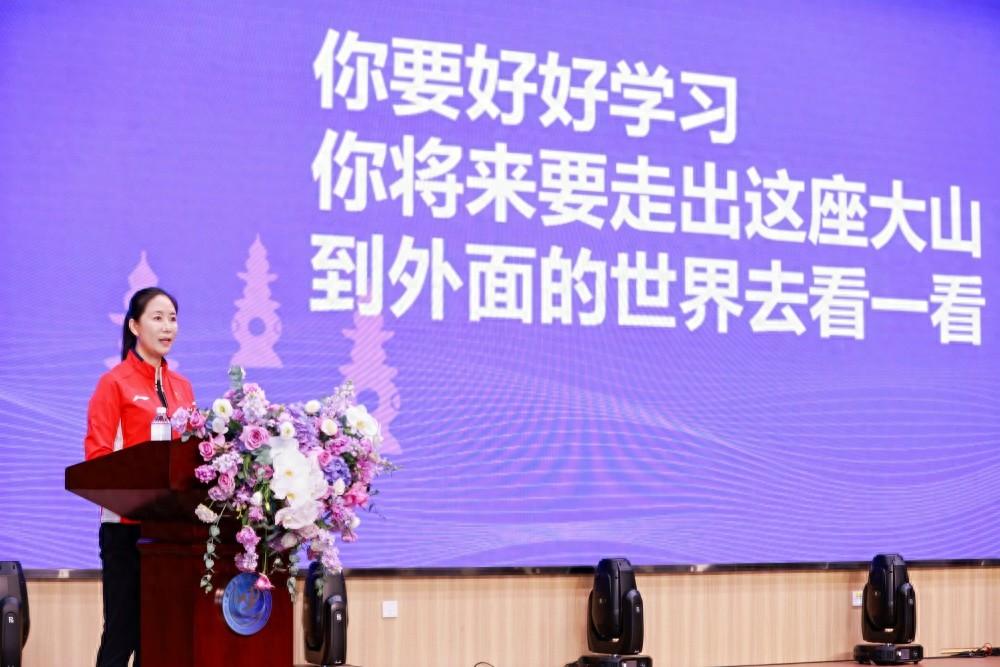 奥运冠军王丽萍走进学校，分享追梦故事，激励学生勇敢前行