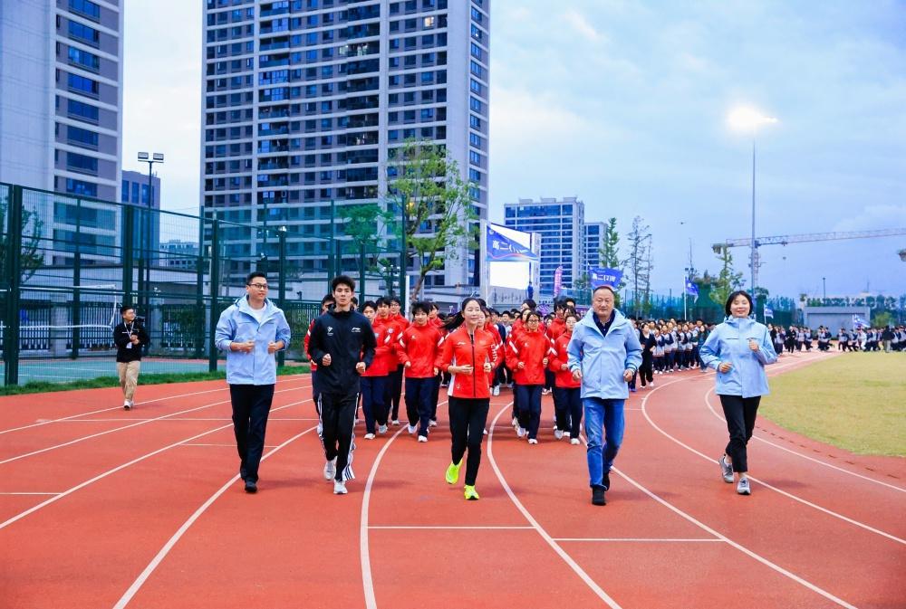 奥运冠军王丽萍走进学校，分享追梦故事，激励学生勇敢前行  第2张