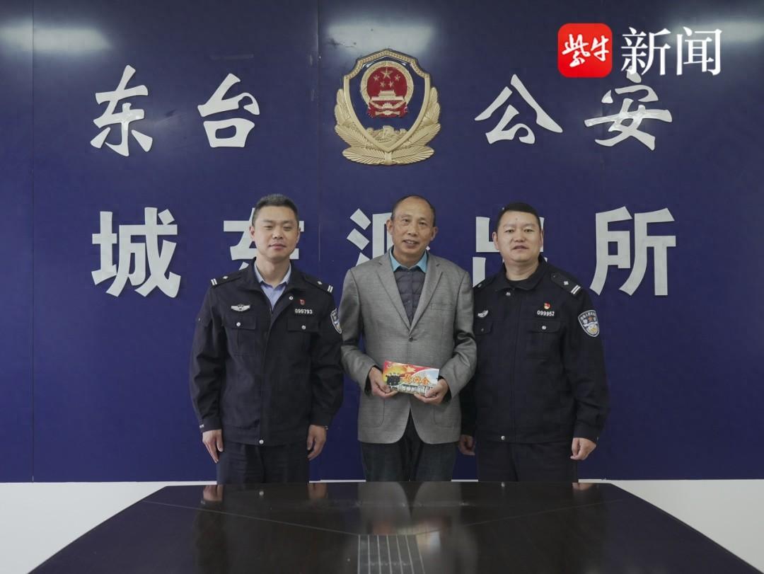 62 岁老人不会游泳却下河救人，结果如何？  第1张