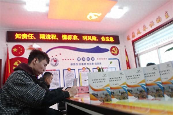 恒源煤矿发放岗位规范操作明白卡，2800 张！你领到了吗？  第1张