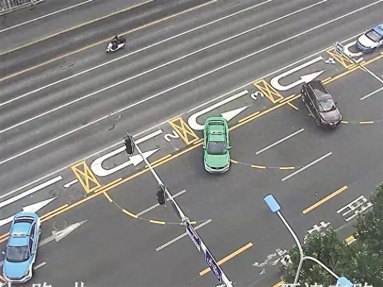 一个绿灯可让四五辆车同时掉头？联动式掉头让出行效率翻倍  第1张