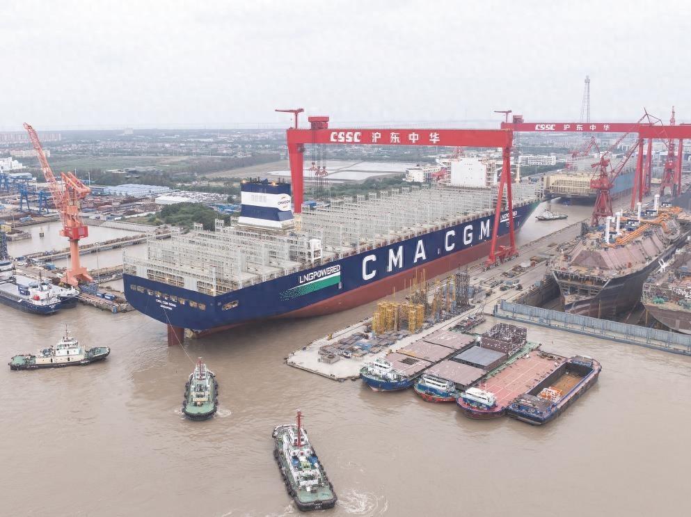 2.4 万 TEU 双燃料超大集装箱船在沪出坞，刷新多项纪录  第1张