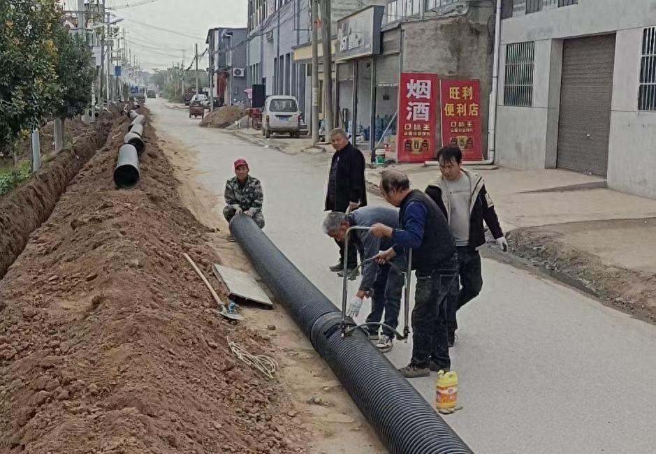 临潼区西泉街道：排水管道铺设作业进行中，群众出行不再难