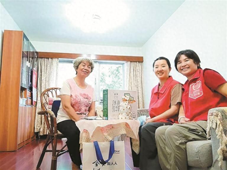7000 小时义工服务，她为何让人如沐春风？