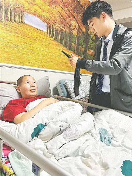 农行员工上门为伤残退休教师办卡，这才是真正的服务
