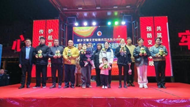 新乡交警五大队多元形式宣讲交通安全，800 余名村民参与  第1张