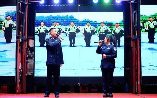 新乡交警五大队多元形式宣讲交通安全，800 余名村民参与  第2张