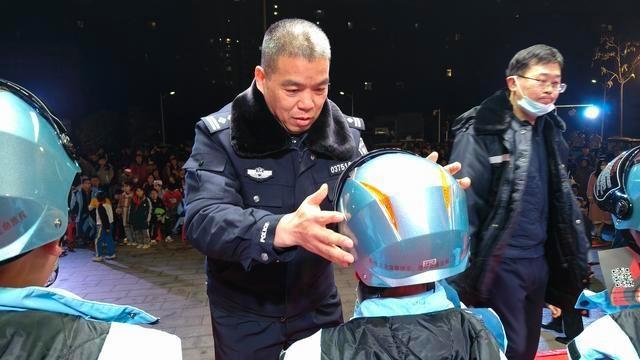 新乡交警五大队多元形式宣讲交通安全，800 余名村民参与  第4张