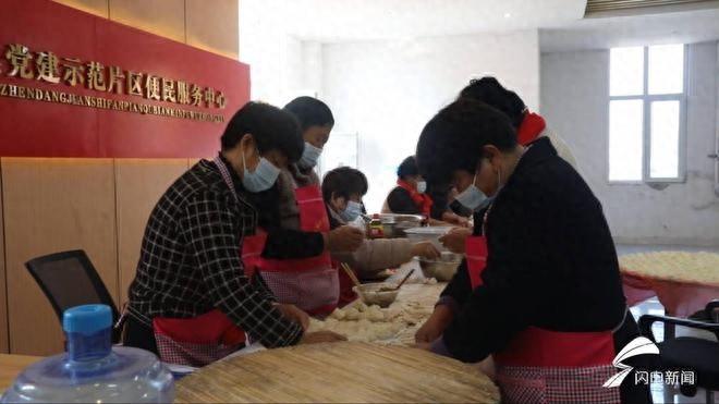 单县黄岗镇耿许庄村举办孝善敬老饺子宴，其乐融融
