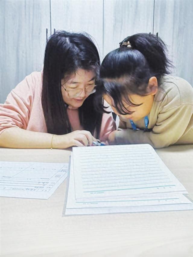 22 岁邻居义务陪孩子写作业，成孩子喜爱的小老师