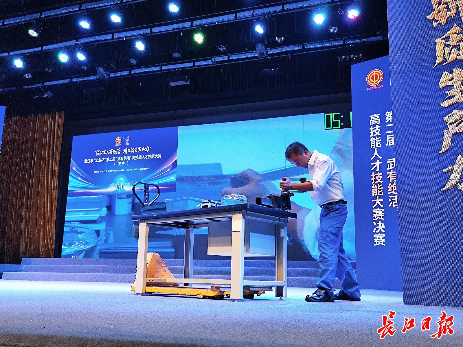 23 岁小伙蒙眼 6 分钟盲焊鱼鳞纹，评委都鼓掌叫绝  第4张