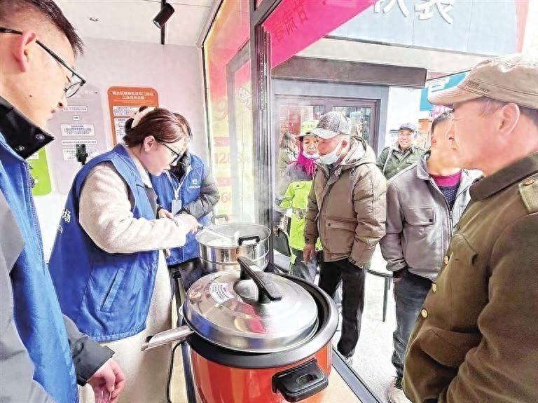 雁南街道零工驿站爱心送汤圆，温暖零工人，这样的活动你参加了吗？  第1张