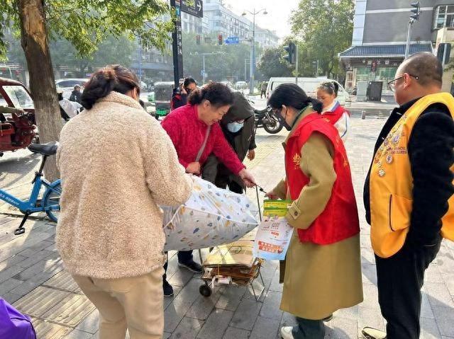 废旧衣物一张纸，爱心捐赠暖人心！快来看看居民们的爱心之举  第1张