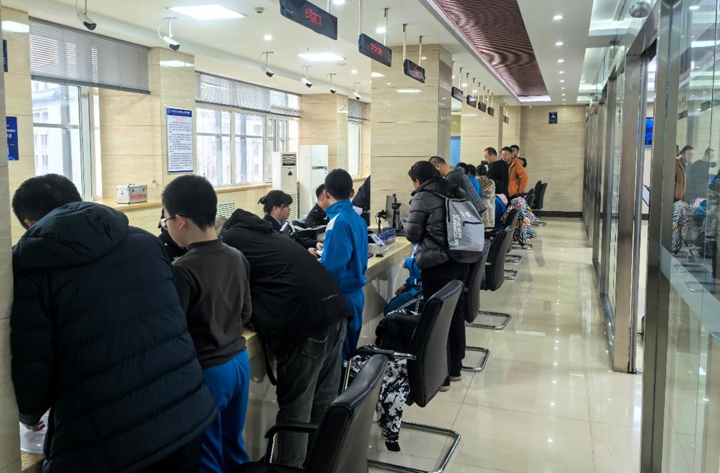 民警开设午间专场，解决家长学生办证难题，太暖心了  第2张