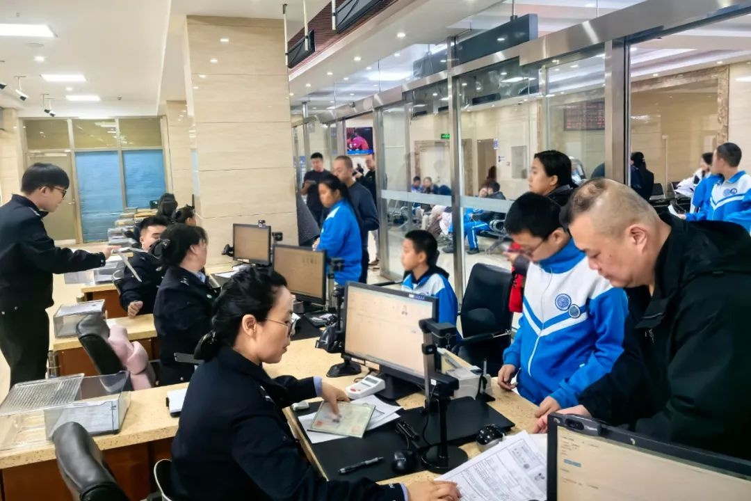 民警开设午间专场，解决家长学生办证难题，太暖心了  第3张