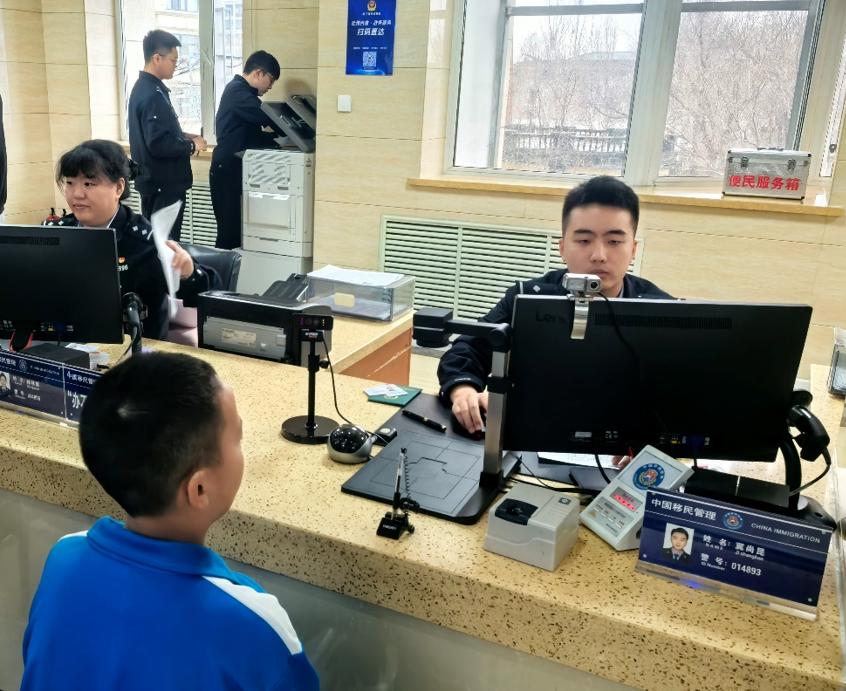 民警开设午间专场，解决家长学生办证难题，太暖心了  第4张