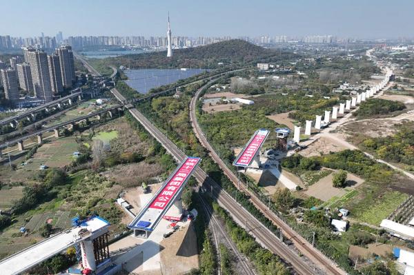淮河最大跨度铁路桥主跨成功合龙，淮宿蚌城际铁路建设取得重要进展  第2张