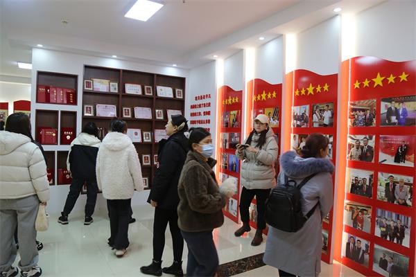 鹤岗市工农区双鹤社区工作人员沉浸式感受法治文化，你还在等什么？  第2张