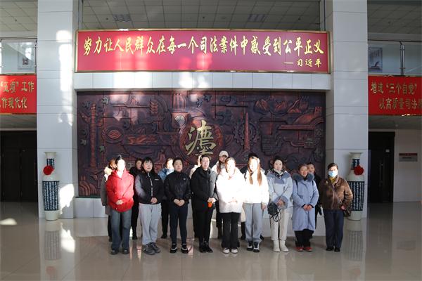 鹤岗市工农区双鹤社区工作人员沉浸式感受法治文化，你还在等什么？  第3张