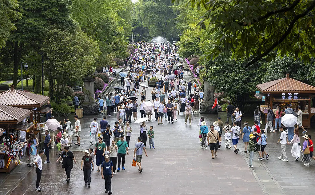 2024 年成都都江堰景区迎暑期旅游旺季，研学旅游热度飙升