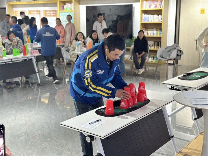 12 支队伍齐聚工会驿站，趣味叠杯游戏欢乐多！你参加了吗？