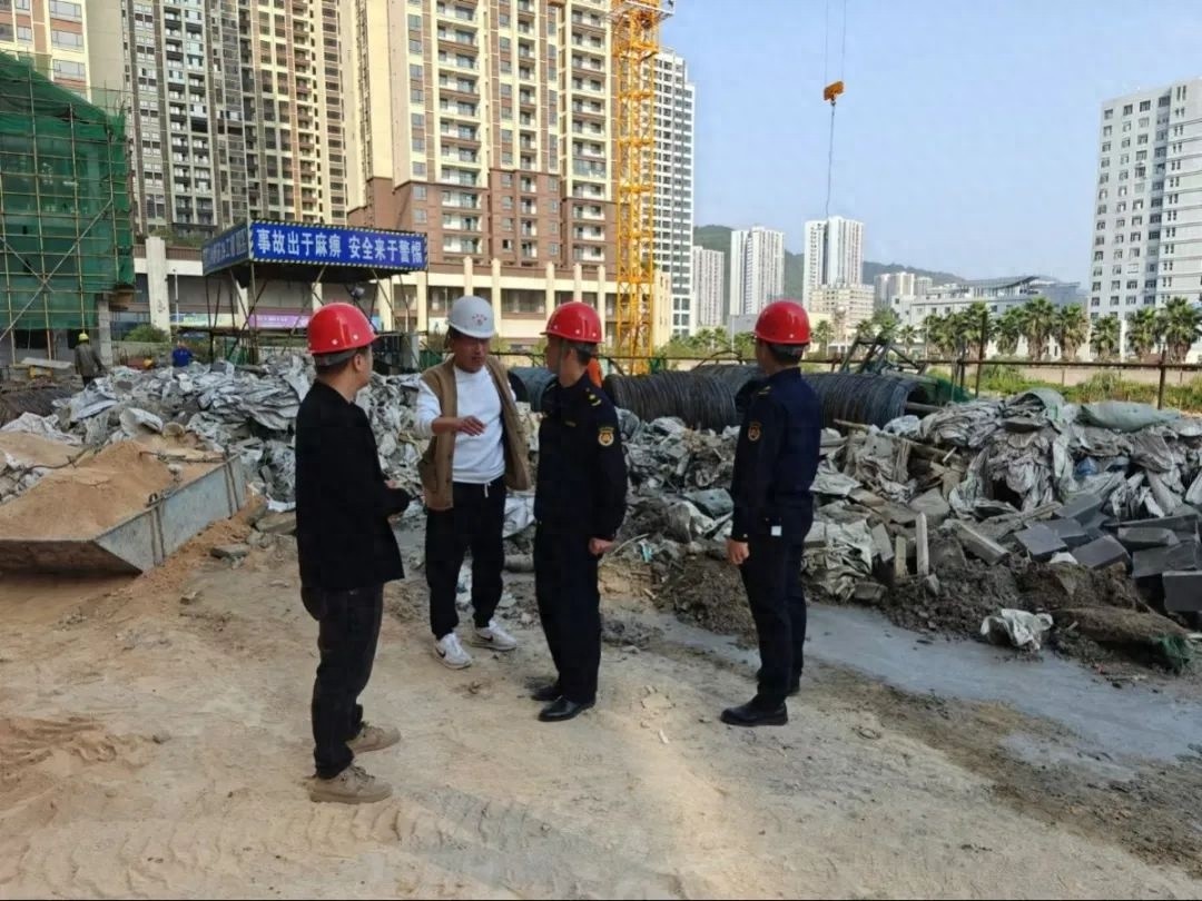 万山区城管局雷霆出击，零容忍整治建筑垃圾乱象  第1张