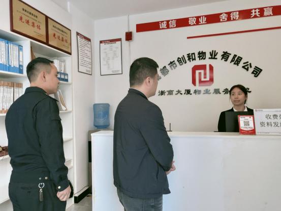 万山区城管局雷霆出击，零容忍整治建筑垃圾乱象  第2张