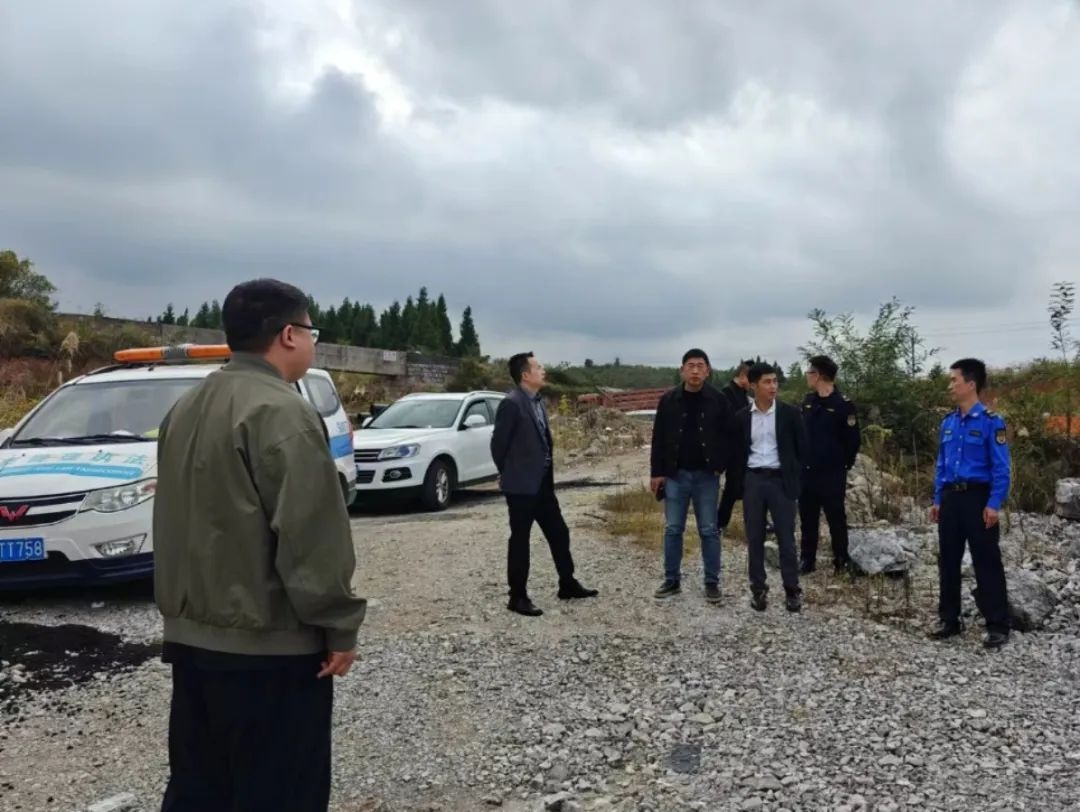 万山区城管局雷霆出击，零容忍整治建筑垃圾乱象  第3张