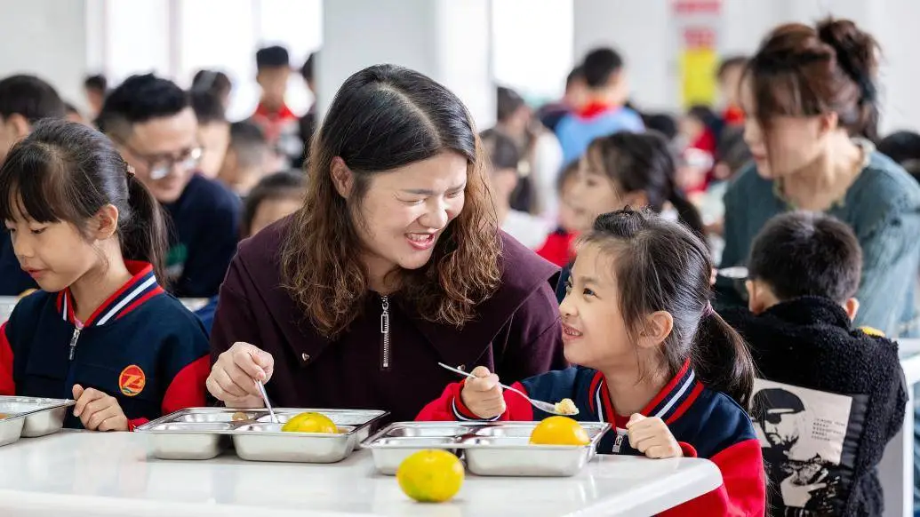 教育部印发指引，家长代表与学生共进营养午餐，校园食品安全如何保障？