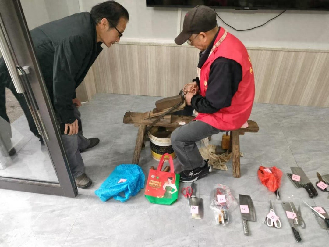 快来！免费磨剪刀、量血压、理发！就在这个小区红色物业
