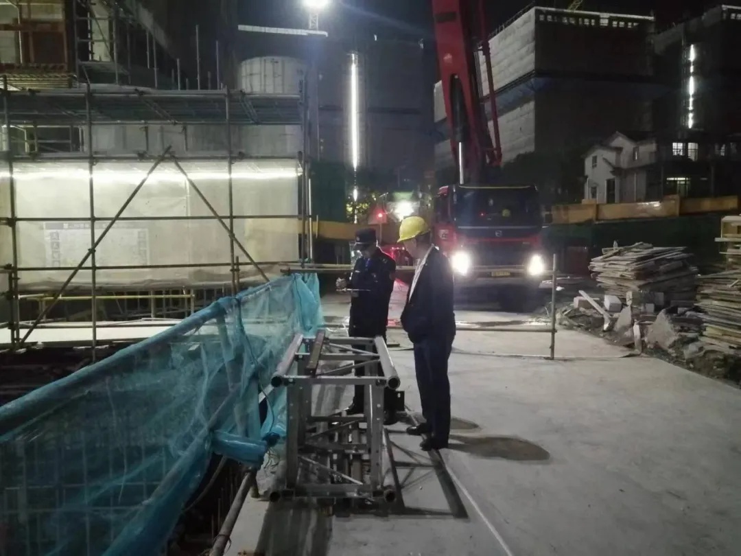 松江区一工地夜间施工噪音扰民，执法人员迅速出击  第2张