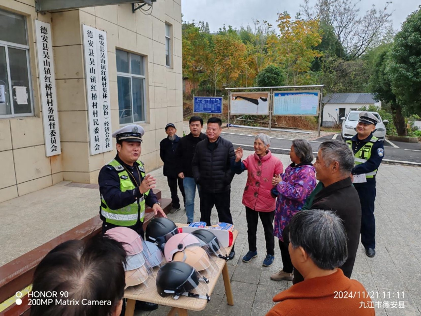 九江市公安局驻村工作队开展交通安全知识宣传教育活动，保障村民出行安全  第1张