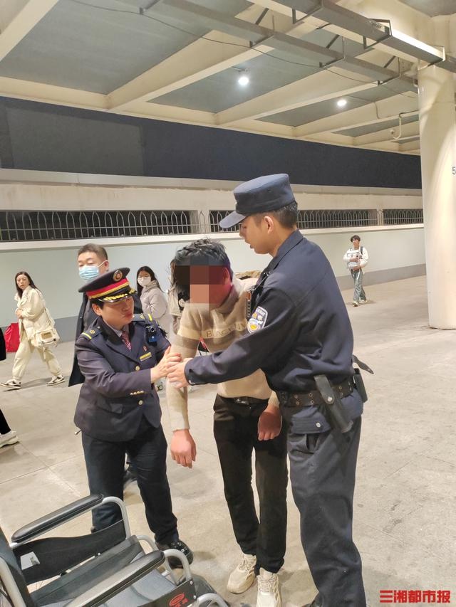 男子火车上倒地昏睡，竟是因为喝了这个  第2张