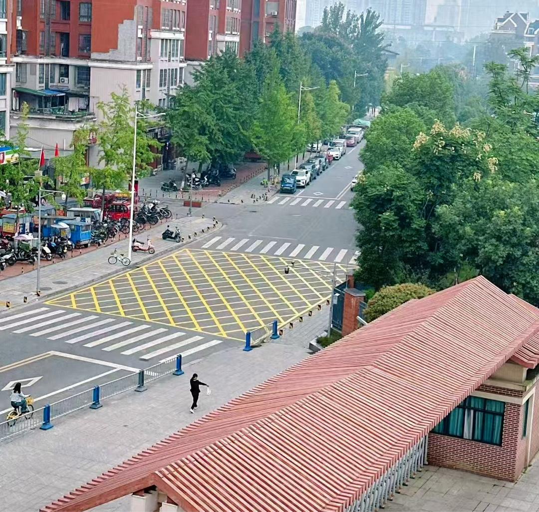郫都红光中学门口交通拥堵问题终于解决了！背后原因竟是……