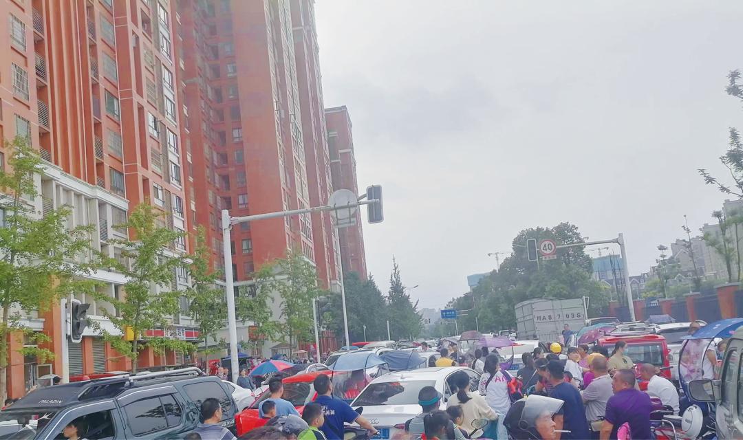 郫都红光中学门口交通拥堵问题终于解决了！背后原因竟是……  第2张